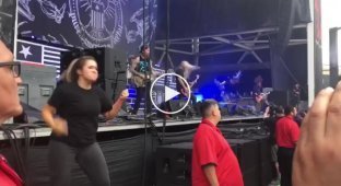 Выступление грув-металлистов Lamb of God затмила эмоциональная сурдопереводчица