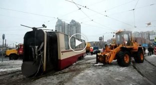 В Петербурге трамвай разорвало пополам