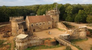Геделон — средневековый замок во Франции, который строят сейчас (12 фото)