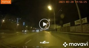 В Краснодаре таксист завалил на бок самосвал