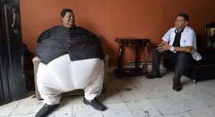 Самого толстого человека Колумбии отвезли худеть на пожарной машине (6 фото)