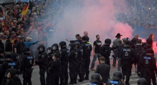 Десятки человек пострадали в результате протестов в городе Хемнице, Германия (13 фото + 2 видео)
