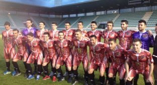 Футбольный клуб «Депортиво Паленсия» представил форму с человеческими мышцами без кожи (6 фото)