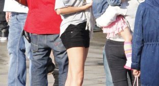 Селена Гомес в коротеньких джинсовых шортах (9 Фото)