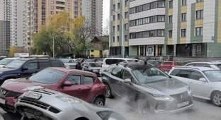 В Новосибирске автомобили провалились в яму с кипятком (6 фото + видео)