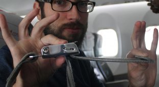 Когда люди не слушают проводниц в самолете (3 фото)