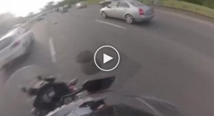 Мотоциклист поставил люк на место