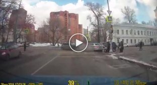 Неудачная попытка полицейского BMW проехать перекресток на красный