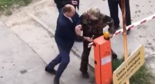 В Екатеринбурге чиновник приехал демонтировать шлагбаум и ударил пенсионера, который пытался ему помешать