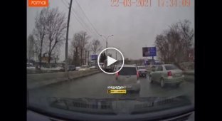 Быстрый водитель тягача попал в ДТП в Новосибирске