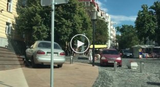 В Киеве водитель Ланоса едва не заехал в церковь, чтобы объехать перекрытую улицу