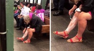 Женщина побрила ноги прямо в нью-йоркском метро (2 фото + 1 видео)