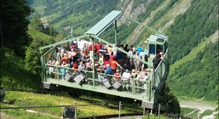 Грузовой фуникулер в горах Австрии (5 фото)