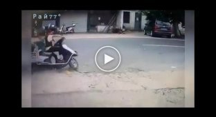 Подростки на скутере чудом не угодили под грузовик в Китае