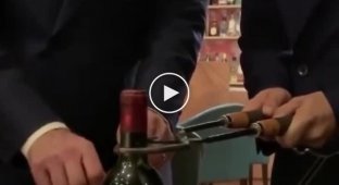 Необычный метод открывания вина раскаленными щипцами