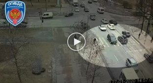 Под Петербургом молодая девушка предприняла отчаянную попытку перебежать дорогу на красный