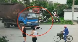 Камера наблюдения засняла мошенницу, которая бросилась под колеса грузовика (2 фото + видео)