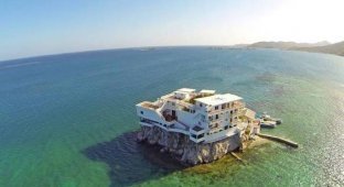 Чудесный отель на крошечном островке (16 фото)
