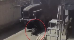 В подмосковной воинской части водитель грузовика не заметил военнослужащего и задавил его (4 фото + 1 видео)