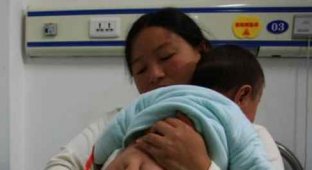 Китаянка умоляет врачей отрезать ее младенцу хвост (3 фото) (жесть)