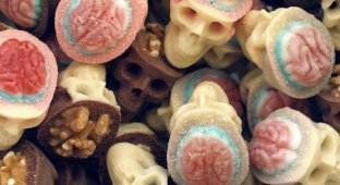 Вкусные шоколадные черепа с «мозгами» из орехов и конфет (10 фото)