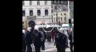 Протестующие в Брюсселе против расизма люди разрушили квартал Масонж возле дворца Правосудия
