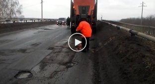 Как ремонтируют дороги снегом в Липецке