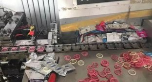 Полиция Китая обнаружила фабрику по производству поддельных презервативов (3 фото)