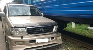 В Хабаровске поезд детской железной дороги зацепил автомобиль. Машиниста признали виновным (3 фото + 1 видео)