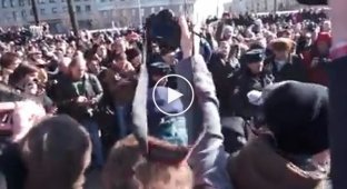 Полицейским на всероссийском митинге тоже досталось