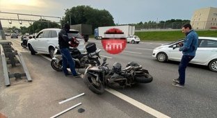 Разворот на МКАД через разрыв в отбойнике и столкновение с мотоциклистом (2 фото + 1 видео)