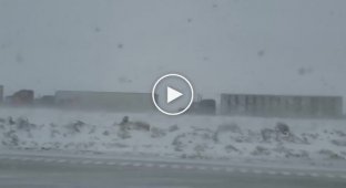 Дорожный замес во время сильного снега (тише звук)