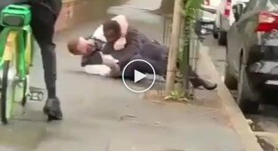 В Лондоне темнокожий парень напал на полицейского, а прохожие просто делали селфи