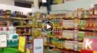 Пьяная женщина из Екатеринбурга разгромила стеллажи в супермаркете