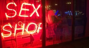 Криминальные истории из жизни обычного секс-шопа (1 фото)