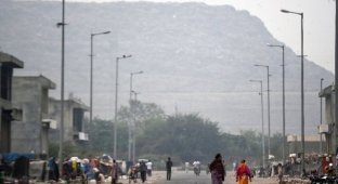 Свалка в Индии может угрожать самолетам (4 фото)