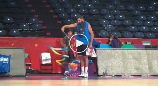 Греческий баскетболист Яннис Бурусис попробовал себя в художественной гимнастике
