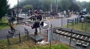 Женщина, бегая по железной дороге, чудом избежала столкновения с поездом