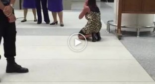 Пьяная туристка в аэропорту Таиланда