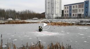 В Белоруссии коммунальщиков заставили выковыривать бело-красно-белый флаг изо льда