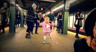 Заразительный танец маленькой девочки в метро