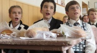 Детям в ДНР Дед Мороз принес батоны (3 фото)