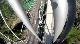 Невероятный прыжок с опор моста