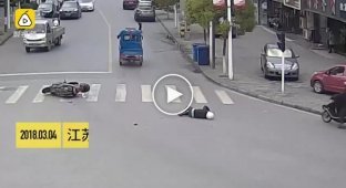 В Китае водитель сбил мопедиста и уехал