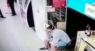 В киевском супермаркете избили парня на глазах у охраны