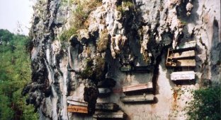 Могилы на скалах (9 фото)