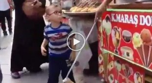 Турецкий мороженщик-виртуоз шутит над мальчиком
