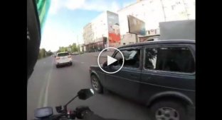 Дорожный конфликт мотоциклиста и водителя Нивы в Казахстане закончился массовой дракой (мат)