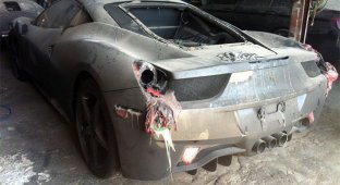 В США сгорел автовоз с суперкарами (7 фото)