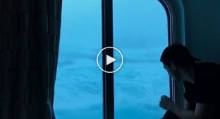 Парни сняли на видео девятиметровую волну накрывшую круизный лайнер